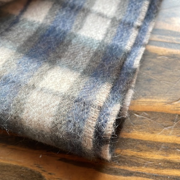 NWT Edinburg Cashmere 100% Cashmere Tartan Unisex Scarf in Winter Check - Picture 10 of 15